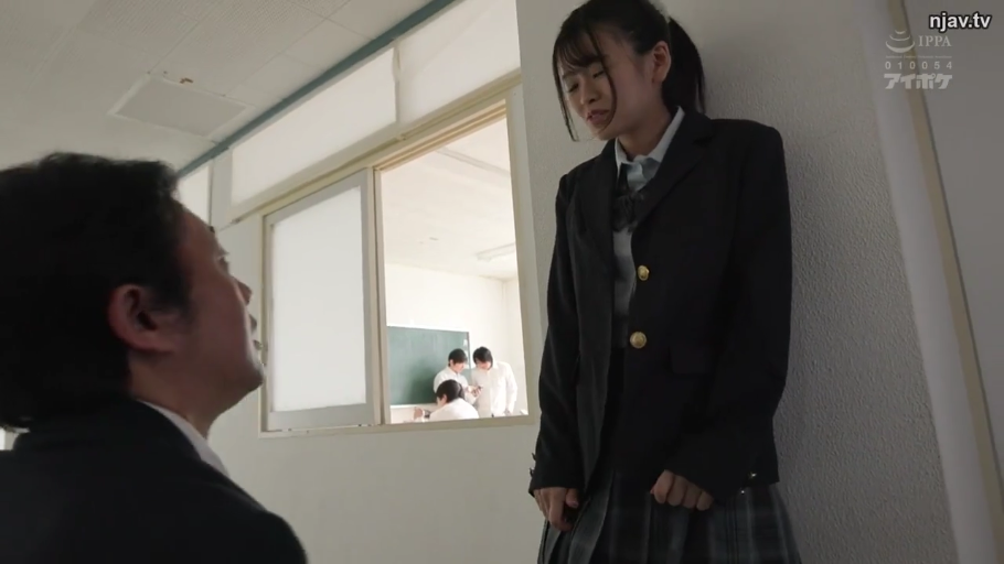 校服 · 全景 · 靠墙 · 学校走廊