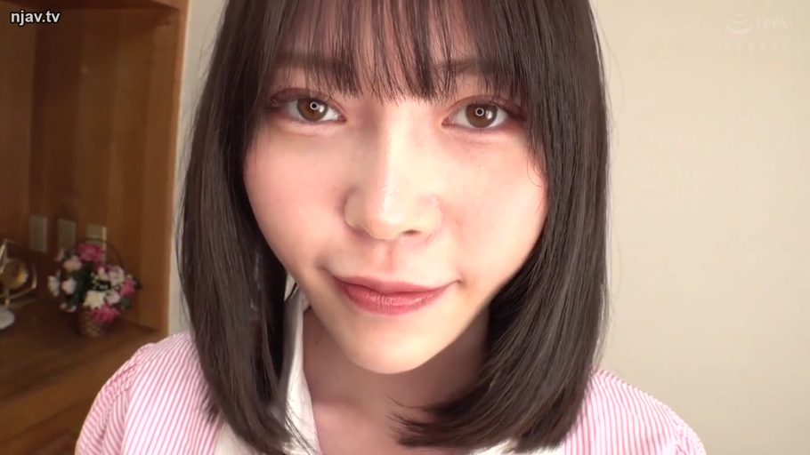 室内 · 眼睛特写 · 深情 · 粉白条纹衬衫