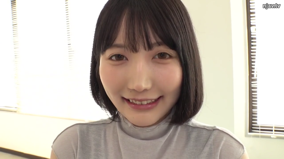 室内 · 微笑 · 面部特写 · 注视镜头 · 短发 · 正面坐姿 · 浅灰色高领衫