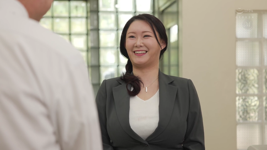 室内 · 交谈 · 站立 · 中景 · 微笑 · 职业装