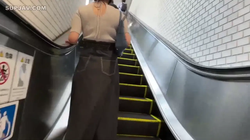 挎包 · 偷拍视角 · 自动扶梯 · 浅色针织短袖 · 女性背影特写