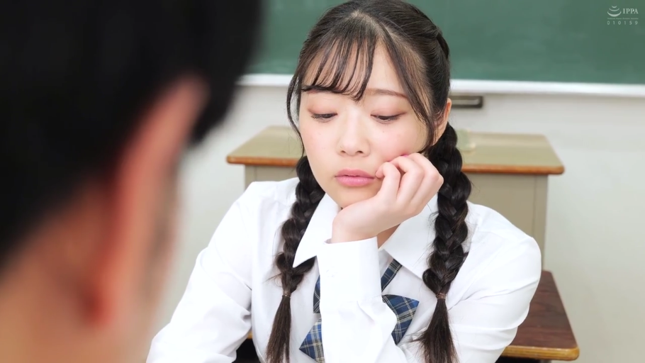 坐姿 · 忧郁 · 教室 · 脸部特写 · 课桌 · 学生服 · 思考 · 麻花辫