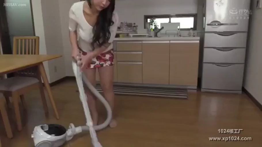全身 · 站姿 · 自然 · 厨房 · 白色T恤 · 人妻 · 打扫 · 吸尘器