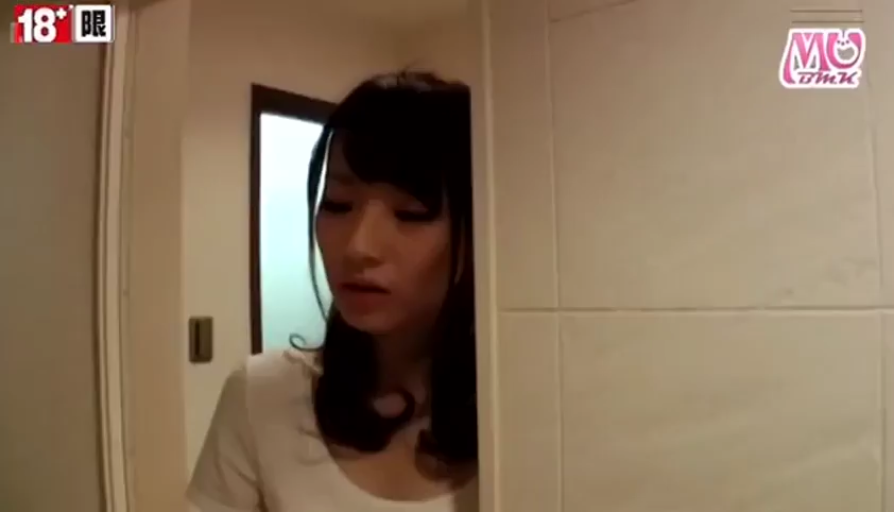 走廊门口 · 上半身特写 · 略显呆滞 · 白色圆领T恤 · MU标识