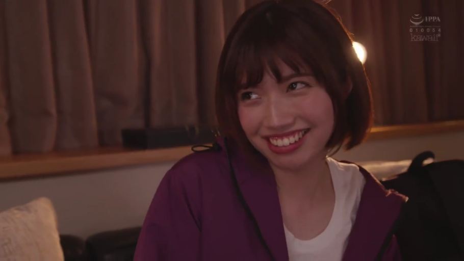 酒店 · 甜美微笑 · 面部特写 · 紫色外套