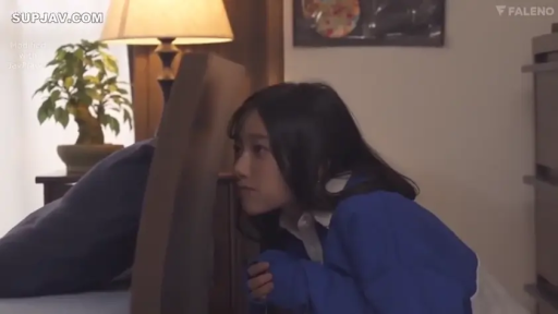 緊張 · 寝室 · 面部侧影特写 · 深蓝色卫衣