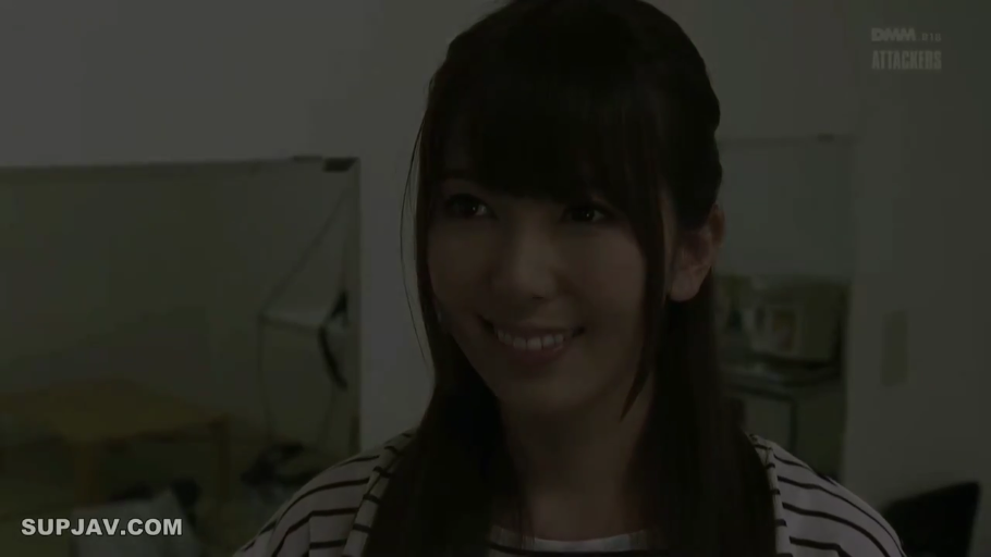 室内 · 脸部特写 · 站立 · 条纹衫