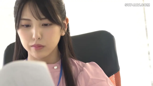 坐姿 · 严肃 · 脸部特写 · 办公室 · 办公椅 · OL · 粉色衬衫 · 看文件