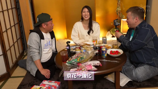 和室 · 中景 · 聊天 · 笑容 · 休闲服 · 矮桌 · 围坐 · 饮酒会