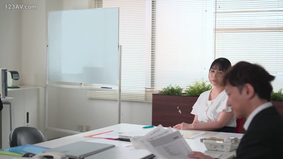 专注 · 眼镜 · 深色裙子 · 办公室会议室 · 办公环境 · 女性面部特写