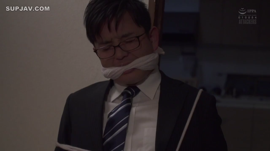 室内 · 绳索 · 领带 · 被堵住的嘴部 · 无助 · 被捆绑状态