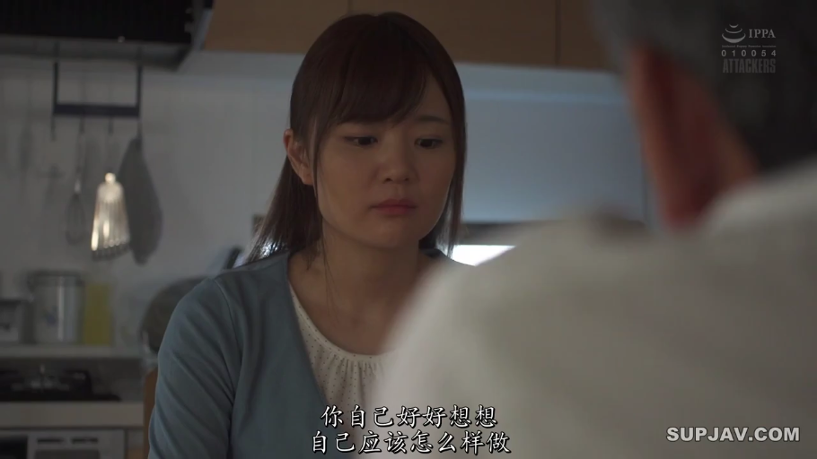 坐姿 · 严肃 · 脸部 · 厨房 · 休闲服 · 倾听