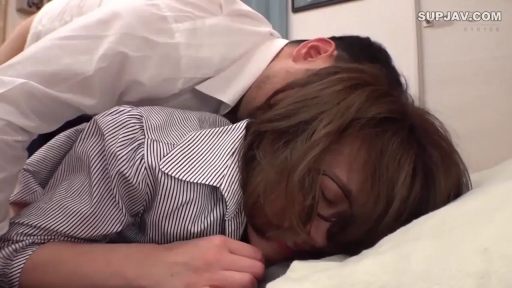 卧室 · 性行为 · 陶醉 · 床 · 面部特写 · 衬衫 · 趴卧 · OL