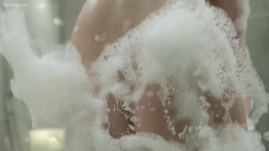 全裸 · 浴室 · 站姿 · 湿身 · 泡沫 · 躯干特写 · 洗澡