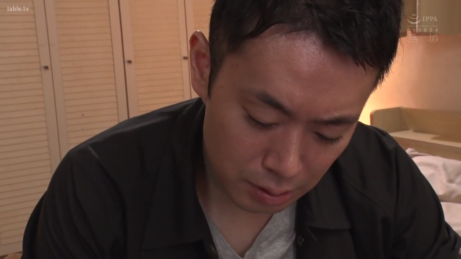 室内 · 严肃 · 低头 · 面部特写 · 注视 · 黑色夹克 · 亚洲男性