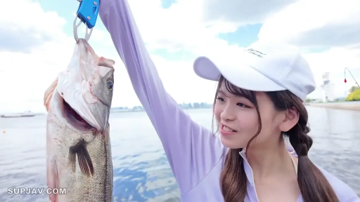 开心 · 鱼特写 · 湖边 · 户外自然光 · 鱼竿 · 浅紫色长袖运动衫