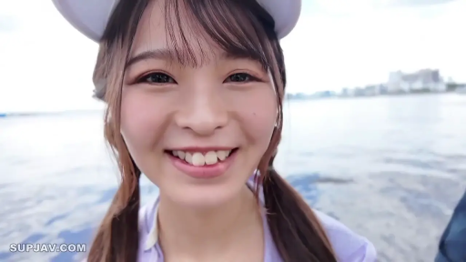 五官细节 · 浅色系服饰 · 海边 · 甜美笑容 · 白色遮阳帽