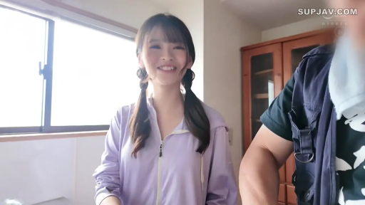 室内 · 站立 · 中景 · 微笑 · 交流 · 双马尾 · 木柜 · 紫色连帽衫