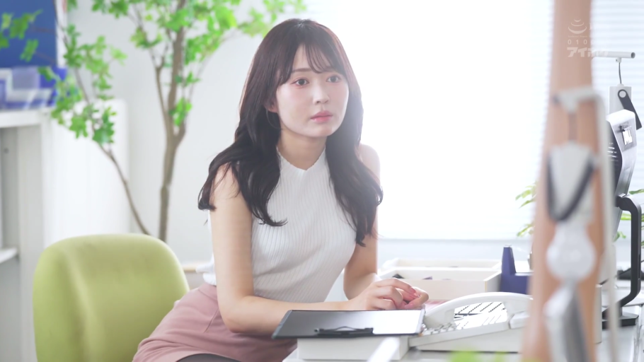 冷静 · 办公室 · 自然光 · 电话 · 粉色紧身包臀裙 · 人物半身特写