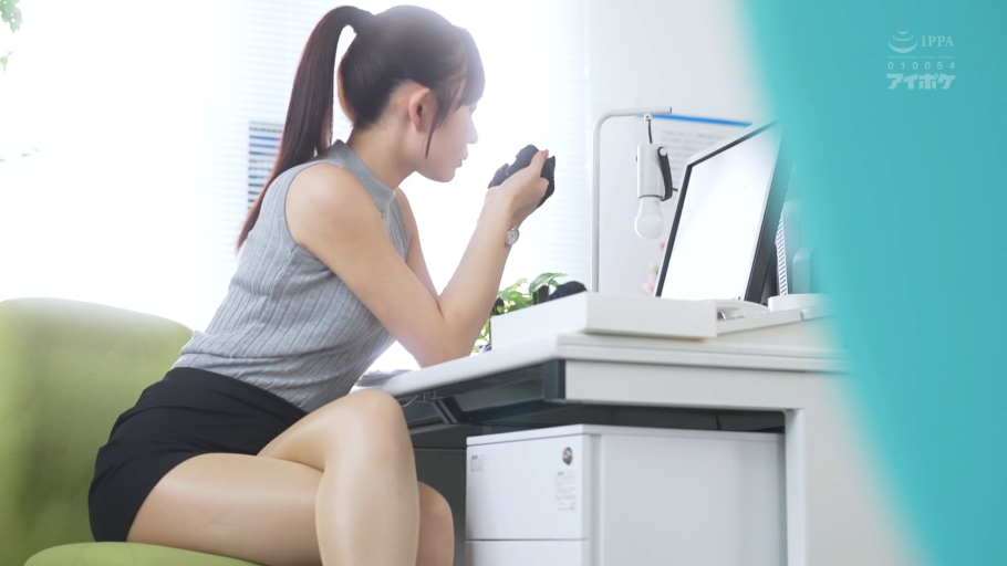 平静 · 办公室 · 台灯 · 灰色无袖针织上衣 · 侧面全身