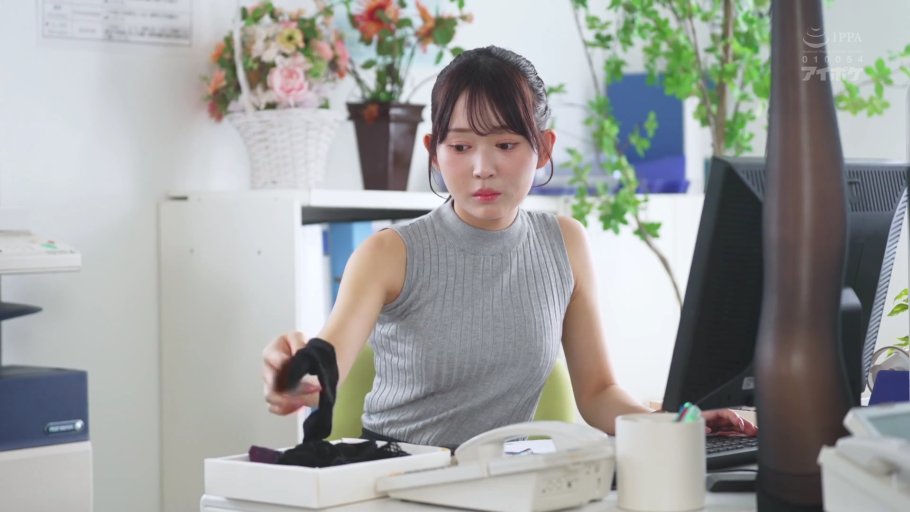 手部整理丝袜特写 · 办公室 · 略显忧虑 · 黑色丝袜 · 灰色无袖针织背心 · 办公桌面整洁