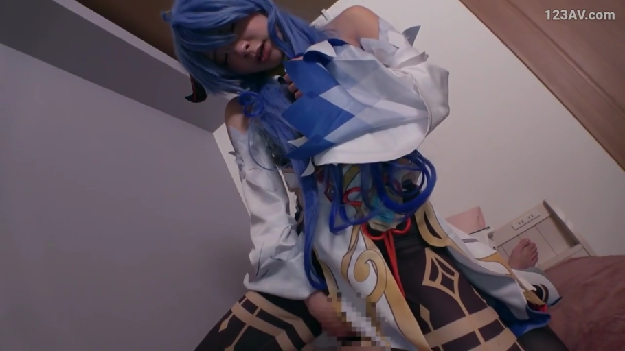 卧室 · 手淫 · 头部及胸部特写 · 马赛克遮挡 · 游戏角色扮演服 · 神情陶醉