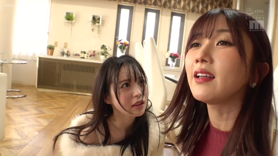 室内 · 脸部特写 · 仰视 · 互动 · 惊讶 · 亚洲女性 · 白色毛绒外套