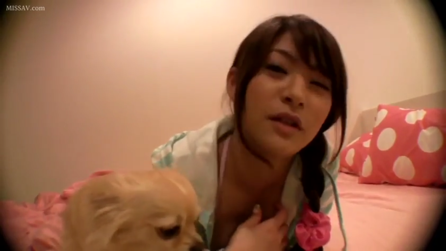 面部 · 卧室 · 俯卧 · 居家 · 抚摸胸部 · 诱惑 · 连帽衫 · 宠物狗