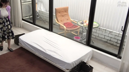 卧室 · 站立 · 全景 · 紫色开衫