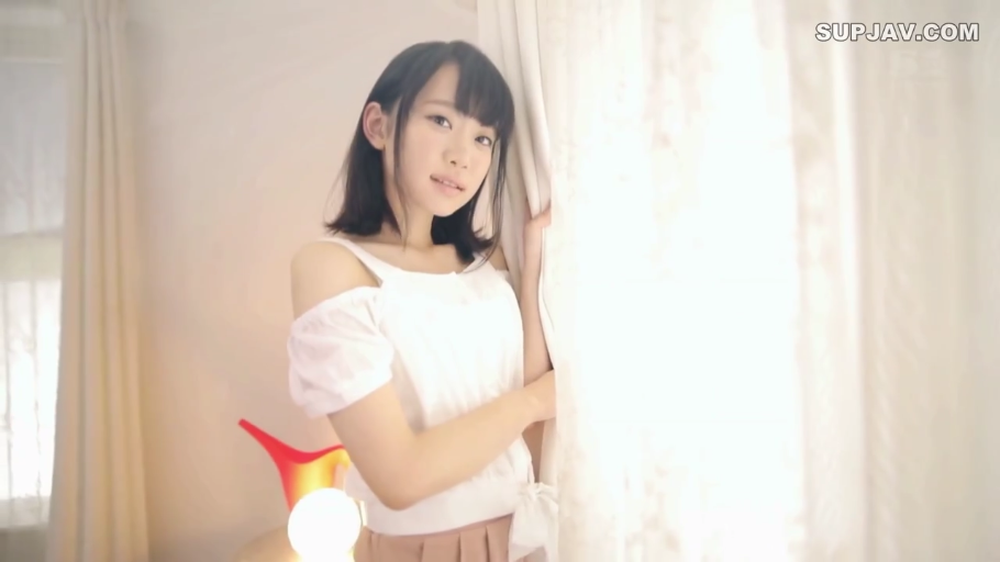 站立 · 微笑 · 半身 · 清纯 · 注视镜头 · 窗帘 · 露肩上衣 · 窗边