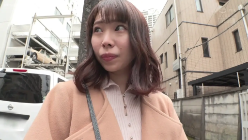 面部特写 · 室外 · 挎包 · 警惕 · 街拍风格 · 浅色立领针织衫