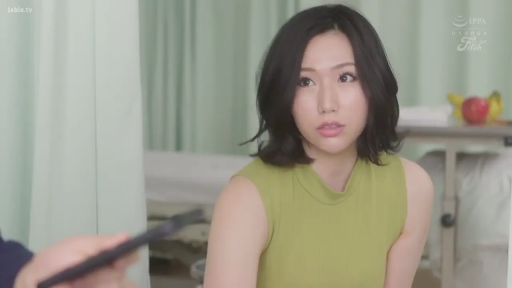 病房 · 冷静 · 脸部特写 · 手机 · 绿色无袖上衣