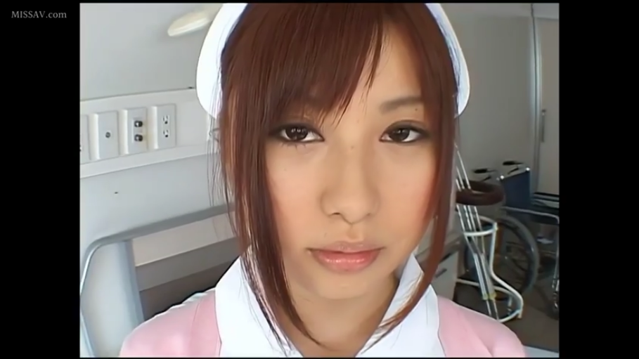 病房 · 护士服 · 脸部特写 · 平静 · 亚洲人 · 正面 · 轮椅 · 凝视镜头