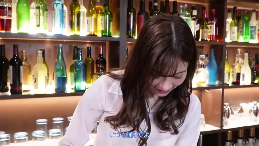 微笑 · 上半身特写 · 白色衬衫 · 吧台 · 调酒器具 · 背景灯光暖色