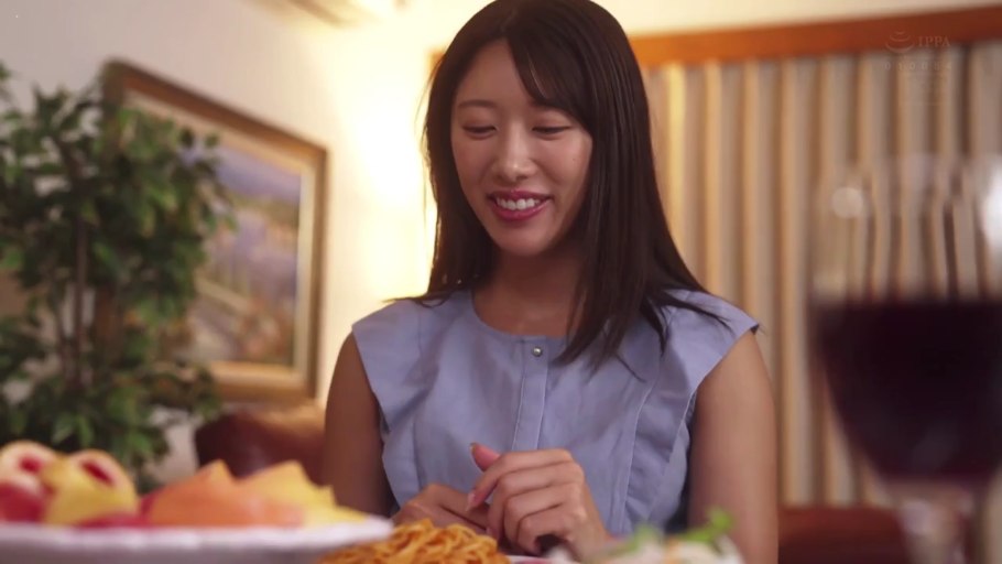 坐姿 · 微笑 · 面部特写 · 室内餐厅 · 用餐 · 蓝色无袖上衣 · 红酒杯 · 长发淑女