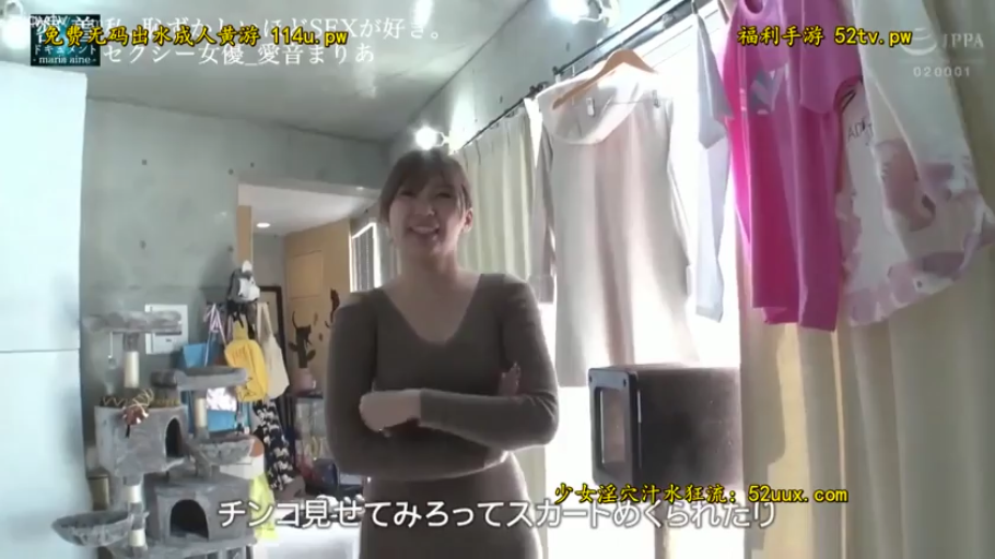 室内 · 中景 · 视频截图 · 愉快 · 微笑交谈 · 猫爬架 · 抱胸站立 · 棕色紧身长袖