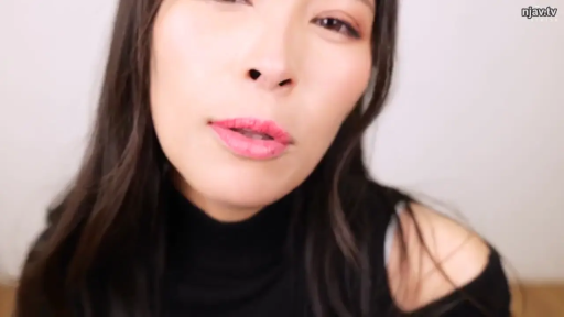 室内 · 嘴唇特写 · 嘴微张 · 黑色高领上衣