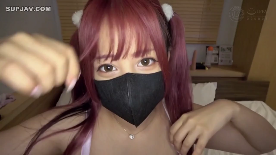 室内 · 自然 · 面部特写 · 白色背心 · 注视 · 双马尾 · 正面 · 黑色口罩