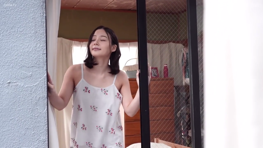 室内 · 站立 · 居家 · 惬意 · 碎花吊带裙 · 拨开窗帘 · 玻璃拉门