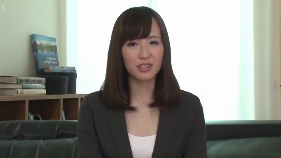 房间 · 上半身特写 · 交谈中 · 白色内搭背心