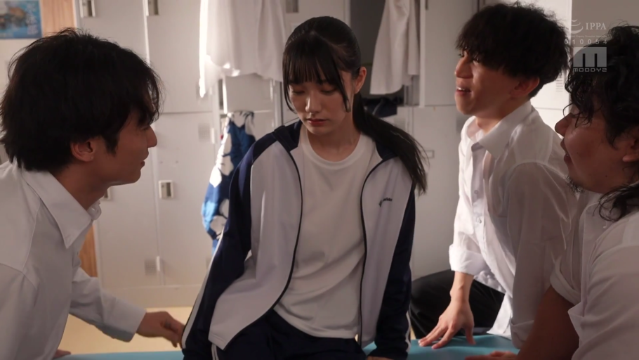 沉默 · 更衣柜 · 男式白衬衫 · 学校更衣室 · IPPA标识 · 女生面部特写