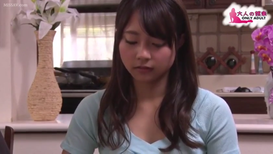 坐姿 · 中景 · 厨房 · 浅蓝色短袖