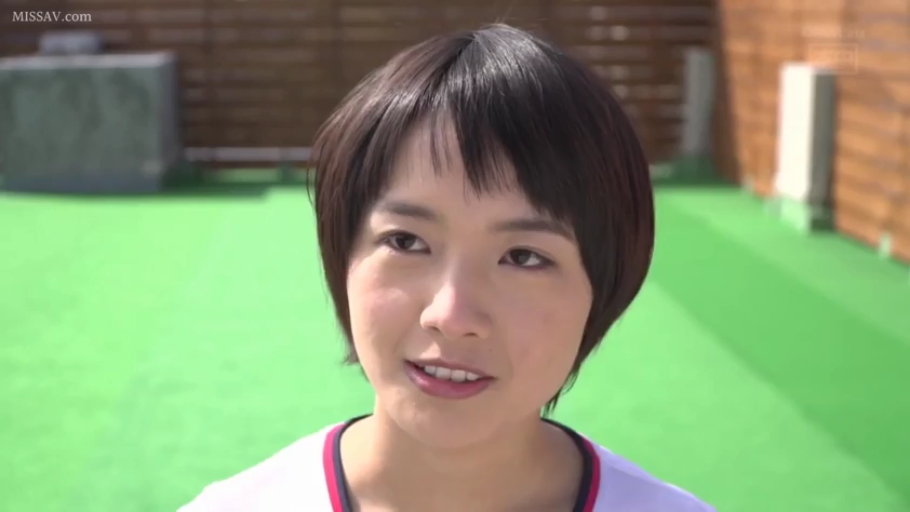 站立 · 微笑 · 面部特写 · 对视 · 短发 · 运动服 · 屋顶