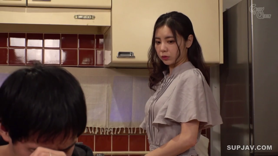 专注 · 厨房 · 女性面部 · 浅紫色宽松上衣