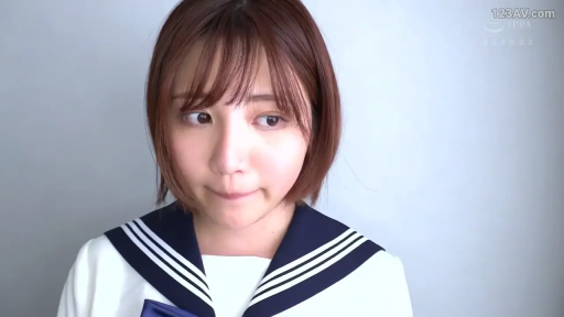 室内 · 委屈 · 脸部特写 · 水手服 · 短发 · 正面 · 静态