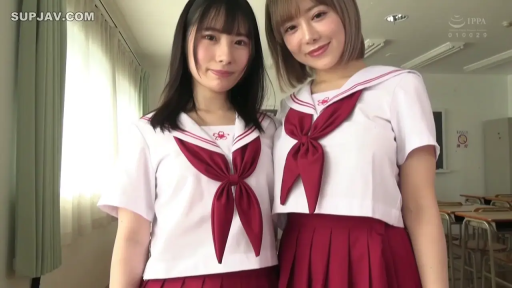 教室 · 微笑 · 日本水手服 · 人物半身特写