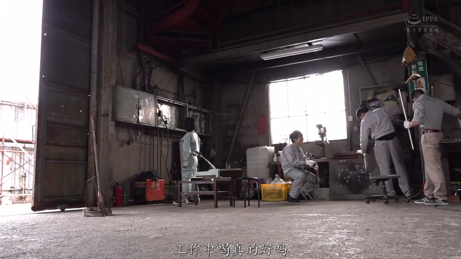 交谈中 · 车间 · 工作服 · 工业风格 · 男女均穿着灰色工作服