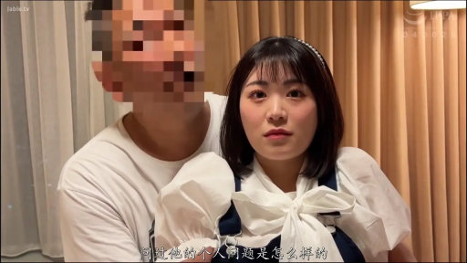 室内 · 马赛克 · 站立 · 面对镜头 · 面部特写 · 呆滞 · 发箍 · 蝴蝶结衬衫