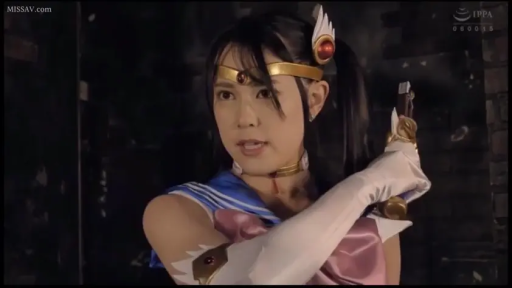 室内 · 专注 · 面部特写 · 美少女战士头饰 · 白色手套 · 暗色调环境