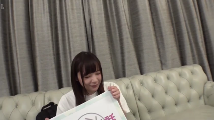 室内 · 坐姿 · 长发 · 害羞 · 白色T恤 · 半身照 · 提示板 · 手持提示板